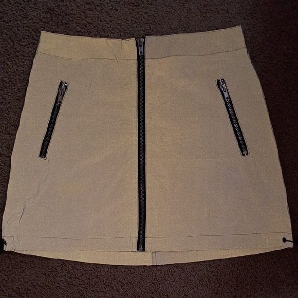 Forever 21 Dresses & Skirts - Forever 21 Mini Skirt with Black Zipper Accents